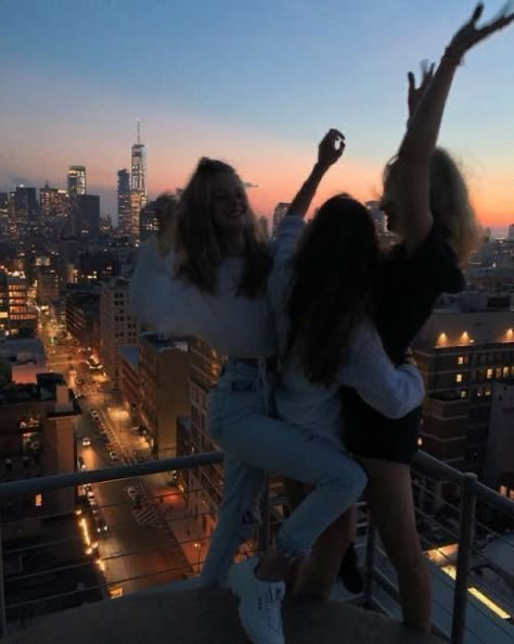 Photographie Indie, Photos Bff, Best Friend Photoshoot, Nyc Aesthetic, Nyc Life, New York Life, Best Friends Aesthetic, Friends Aesthetic, Best Friend Photos