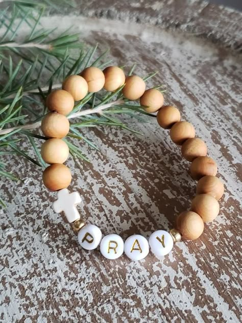 God Bracelet Ideas, Jesus Bracelet Diy, Handmade Bracelets Ideas Beads, Christian Bracelet Ideas, Letter Bracelet Beads Ideas, Pray Bracelet, Bible Necklace, Word Bracelets, Letter Bead Bracelets