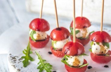 Bocconcini Recipes Appetizers, Mini Bocconcini Recipes, Bocconcini Appetizers, Bocconcini Recipes, Bocconcini Skewers, Charcuterie Skewers, Nye Appetizers, Platters Ideas, Charcuterie Ideas