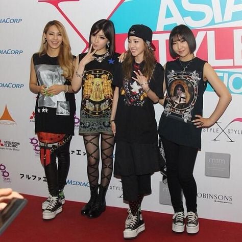 #2NE1 2ne1 Im The Best, 2ne1 Outfits, Im The Best, Cl 2ne1, Korean Pop Stars, The Best Outfits, Kpop Style, Black Hot Pink, Hip Hop Outfits