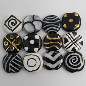 Kazuri Beads, African Beads, Clay Beads, Jewelry Ideas, Sugar Cookie, Beading, Diy Projects, Dots, Hand Painted