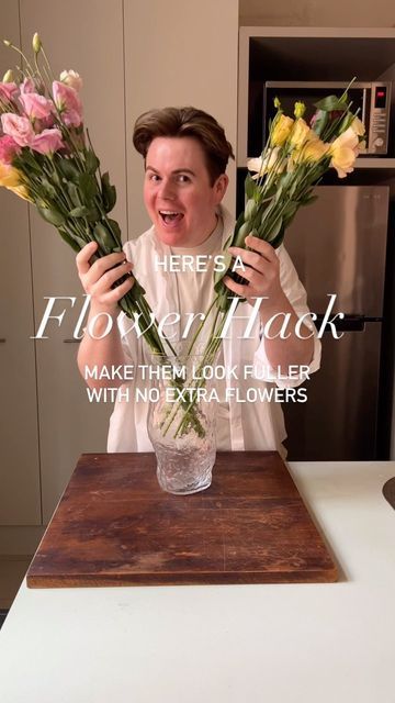 Loui Burke on Instagram: "Flower Hack! Make your bunch of flowers look fuller and have way more impact with no extra foliage or flowers. You just need STICKY TAPE! Yep! Create a grid pattern at the top of the vase. Then insert your flowers in the gaps. The tape provides extra support throughout the whole vase opening making it easier to style the flowers and they take up the whole space. Give this hack a go next time your flowers look a little lack lustre." Floral Arrangement Hacks, Flower Arrangement Hacks, Floral Arrangement Recipe, Flower Arengment Diy Vase, How To Hide Stems In Clear Vase, Diy Flower Bouquet In Vase, How To Put Flowers In A Vase, Long Vase Flower Arrangements, How To Make Flower Arrangements