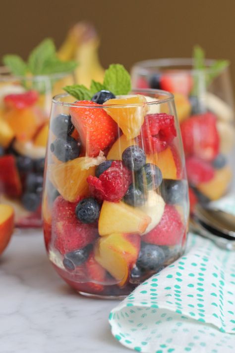 Simple Fruit Salad Cups_close up by Hip Foodie Mom Spa Food Ideas, Fruit Salad Cups, Fruit Salad Ideas, Simple Fruit Salad, Cup Of Fruit, Sprite Soda, Salad Cups, Spa Food, Brunch Easy