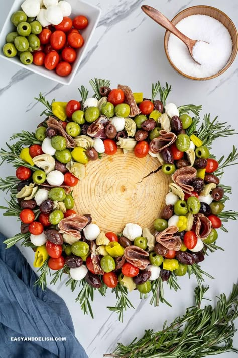 This Antipasto Salad is arranged like a Christmas wreath in a festive and elegant way. It takes only 15 minutes to put together so it is perfect as a quick holiday dish. It has Mediterranean veggies, cured meats, greens, herbs, and fresh mozzarella cheese pearls, making it the ideal low-carb, high-protein Italian salad platter for entertaining. Christmas Antipasto, Easy Antipasto Salad, Mediterranean Veggies, Cabbage Soup Diet Recipe, Christmas Salad Recipes, Christmas Appetizers Easy, Antipasto Salad, Christmas Salads, Easy Holiday Desserts