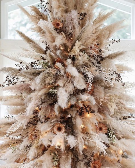 Christmas Tree With Pampas Decor, Pampas Grass Christmas Tree Decor, Christmas Pampas Decor, Pampas Christmas Tree Decor, Xmas 2023 Trends, Boho Christmas Tree Bohemian, Nude Christmas Tree, Dried Flower Christmas Tree, Christmas Tree Ideas 2022 Trends