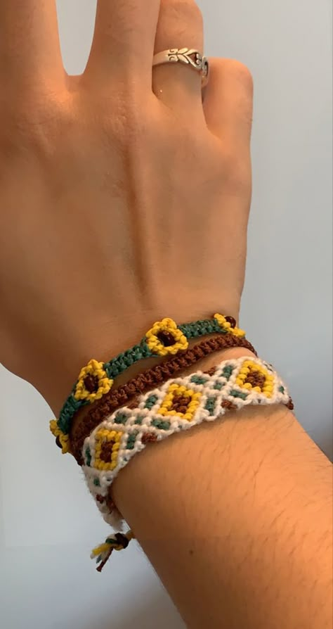 Friendship Bracelet Choker, Crochet Braslets Easy, Yarn Bracelets Aesthetic, Embroidery Bracelets Aesthetic, Fall Embroidery Bracelets, Nonbinary Friendship Bracelet, Cottage Core Friendship Bracelet, Friendship Bracelets Beach, Spring Friendship Bracelets