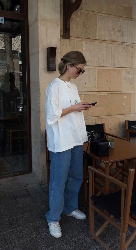 Oversized White Jeans Outfit, Oversize Look Style, Cool Minimalist Outfits, Oversized Shirt Jeans Outfit, Long Tshirt Outfit Jeans, Big Tshirt And Jeans Outfit, Summer Outfit Minimalistic, Oversized Spring Outfit, Baggy Oversized Outfit