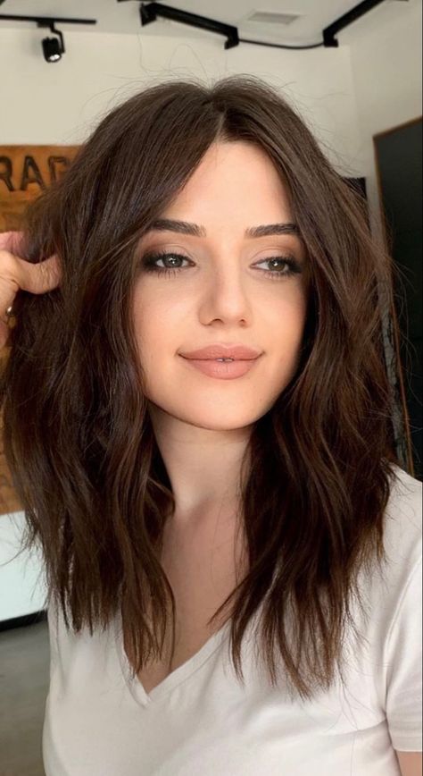 Mid Length Center Part Hair, Easy Manageable Haircuts For Women, Mid Hairstyle Women Round Face, Medium Mom Haircut, Lob Cuts For Women, Textured Bob Haircut Mid Length, Professional Haircut For Women, Medium Length Hair With Long Layers, Haircuts Ideas For Women