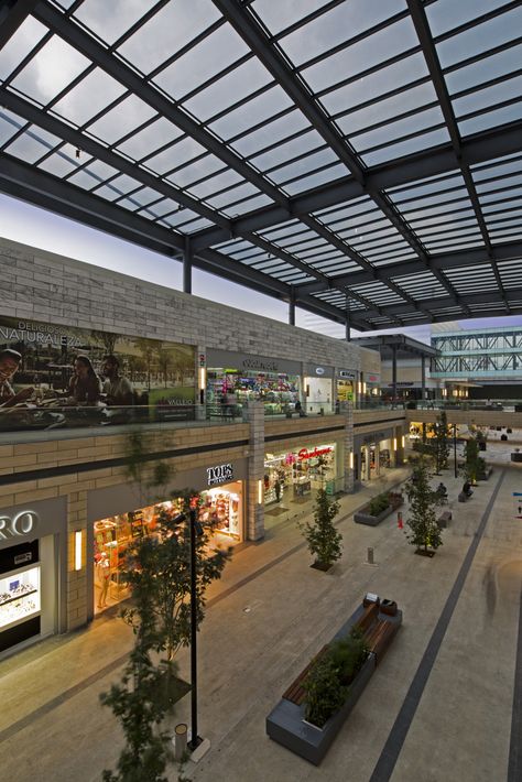 Gallery of Vía Vallejo / Grow arquitectos - 5 Shopping Complex Design, Shopping Street Design, Mall Exterior, Small Shopping Complex Design, Malls Exterior, Market Architecture, Shopping Mall Design Exterior, Shopping Mall Concept Ideas, Shopping Mall Exterior