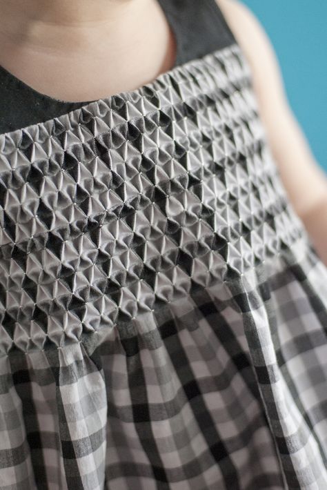 Honeycomb Smock Dress – Tutorial – fliegfederfrei Hand Smocking Tutorial, Honeycomb Smocking, Smock Dress Pattern, Smocking Fashion, Canadian Smocking, Smocking Tutorial, Gingham Embroidery, Smocked Baby Dresses