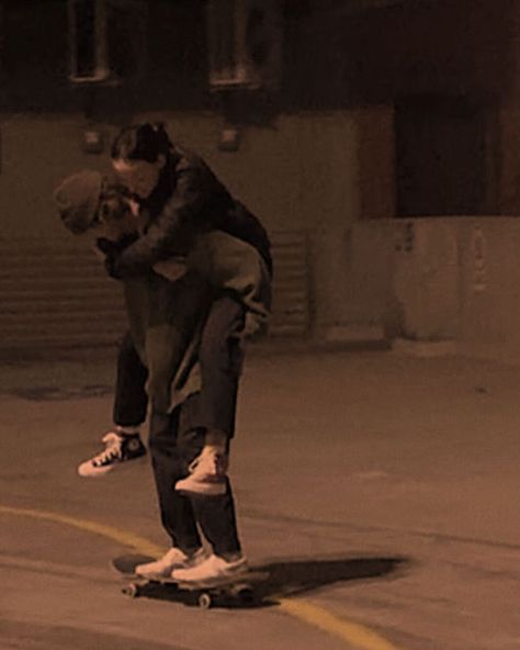 7,073 Likes, 27 Comments - aesthetic grunge (@qorlyy) on Instagram: “tag your skater buddy 🛹” Skateboarding Couples, Single Vibes, Poses For Ocs, Skater Couple, Sk8 Fanart, Skate Date, Aesthetic Skateboard, Too Emotional, Skateboard Boy