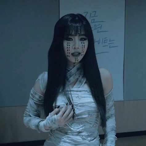 @debaek shared a video on Instagram: “#q : you have to dress up as the joker [soyeon's costume], the mummy [soojin's costume] or the corpse bride [miyeon's costume]. which one…” • Oct 29, 2019 at 3:27pm UTC Mummy Makeup, Kpop Costume, Mummy Halloween Costume, The Corpse Bride, Mummy Costume, Seo Soojin, Halloween Makeup Pretty, Halloween Makeup Inspiration, Scary Halloween Costumes