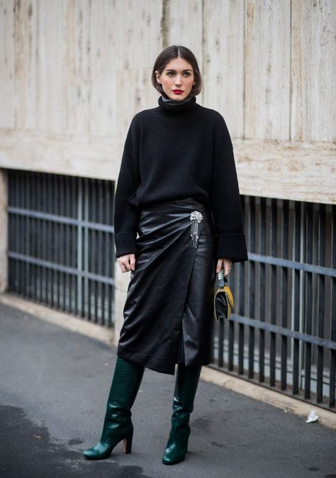 This Italian It-Girl Is Your New Style Muse | Who What Wear Street Styl, Italian Fashion Street, Street Style 2018, Green Boots, Style Muse, Casual Styles, Fashion Photography Inspiration, Cooler Look, Looks Street Style