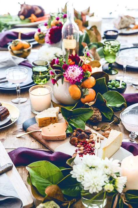 Tips for Hosting Your Own Friendsgiving #modernthanksgiving #holidaytablesetting Candles And Flowers, Modern Thanksgiving, Tafel Decor, Thanksgiving Table Settings, Thanksgiving Tablescapes, Beautiful Table Settings, Pretty Tables, Thanksgiving Table, Holiday Diy