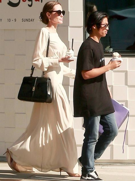 Tas Celine, Angelina Jolie Style, Sarah Harris, Sofia Coppola, Celine Bag, 가을 패션, Angelina Jolie, Mom Style, Boho Tops