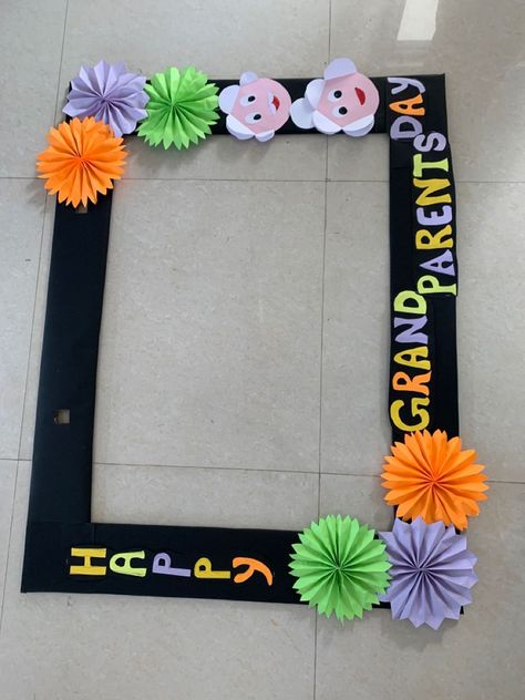 Grandparents Activity For Preschoolers, Grandparents Day Photo Booth Frame, Grandparents Day Picture Frame Craft, Grand Parents Day Selfie Corner, Grandparent’s Day Craft, Photo Booth For Grandparents Day, Grandparent Day Decorations, Grandparents Day Picture Ideas, Grandparents Decoration Ideas