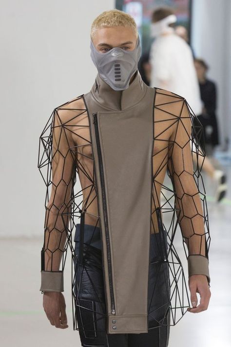 Lampshade hat, Bane-style mask and nappy pants - this fashion show ... Cyberpunk Mode, Mode Queer, Haute Couture Style, Gay Fashion, Cyberpunk Fashion, Weird Fashion, Futuristic Fashion, Avant Garde Fashion, Future Fashion