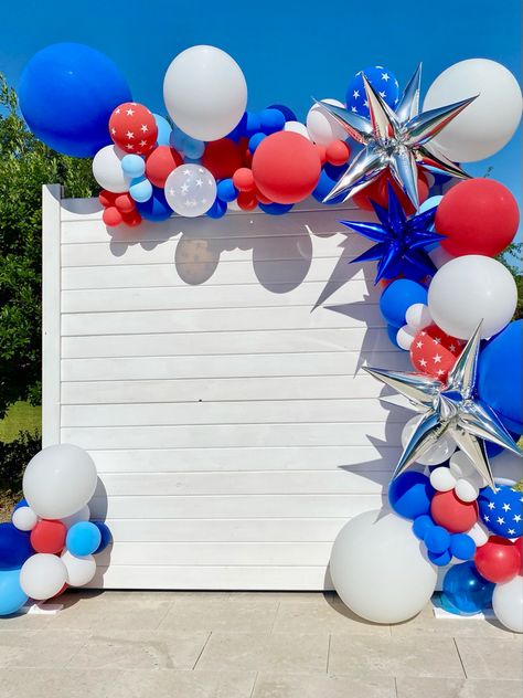 Blue Graduation Party, British Party, Blue Party Decorations, 4th Of July Photos, Blue Centerpieces, Blue Birthday Parties, Usa Party, Blue Graduation, Monster Inc