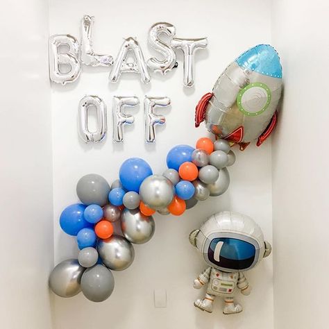 Rocket Ship Balloon, Space Backdrop, Mylar Letter Balloons, Backdrop Balloons, Space Party Decorations, Space Crafts For Kids, Galaxy Party, Astronaut Party, Two The Moon