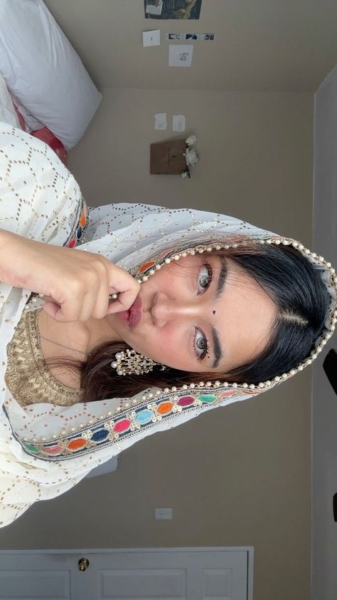 Eid Day Pictures Poses, Desi Poses For Eid, Eid Pic Inspo Aesthetic, Eid Inspo Pics, Eid Pics Aesthetic, Eid Selfie Poses, Desi Pic Ideas, Eid Pics Ideas, Eid Pictures Poses Instagram