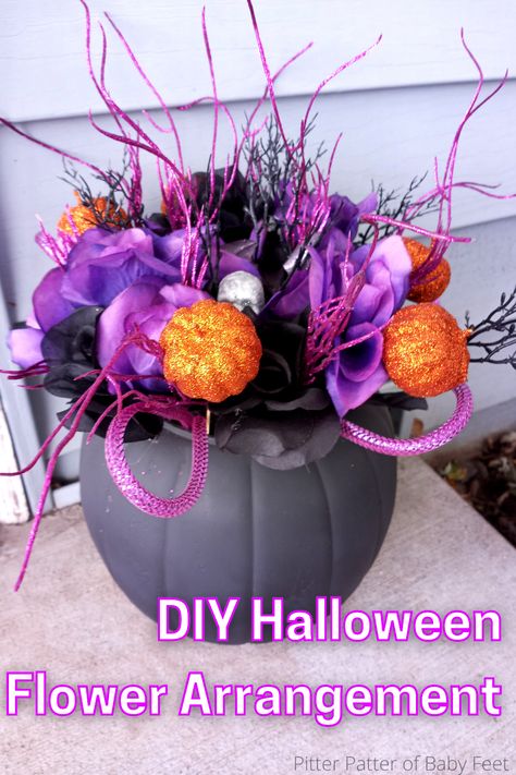 Wanting to add to your Halloween decorations this year? Looking for a cheap Dollar Tree DIY home decor idea? Then try this Halloween flower arrangement! halloween decorations outdoor, halloween decorations diy, halloween floral arrangement diy, halloween dollar tree diy, halloween dollar tree crafts, dollar tree crafts Hocus Pocus Flower Arrangement, Diy Halloween Centerpieces Table Dollar Tree, Halloween Fake Flower Arrangement, Halloween Faux Flower Arrangements, Diy Halloween Flower Arrangements, Dollar Tree Halloween Centerpiece, Halloween Table Centerpieces Ideas, Dollar Tree Halloween Flower Arrangements, Halloween Flower Arrangements Diy