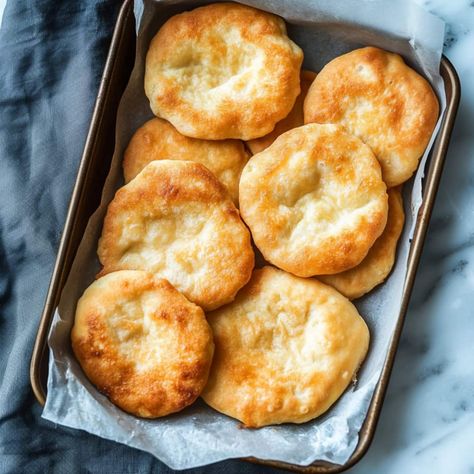 These Navajo tacos with Indian fry bread are impossible to resist! They're full of culture and inspiration from Native American cuisine. Native American Bread Recipe, Indian Fry Bread Recipe, Fry Bread Recipe, Indian Fry Bread, Navajo Tacos, Wartime Recipes, Fried Bread Recipe, Native American Food, Taco Fillings