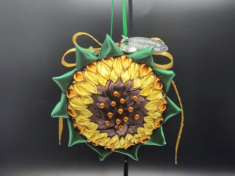 #Handcrafted #ornaments #Handcraftedornaments #sunflower #sunflowers #sunflowerornament Sunflower Quilts, Handcrafted Ornaments, Quilted Ornaments, Flower Ornaments, Christmas Crafts Diy, Sunflower, Christmas Crafts, Christmas