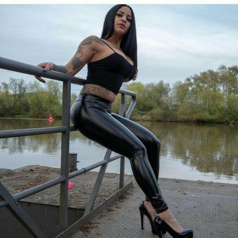 Lederlady ❤ Freddy Pants, Red And Black Outfits, Leather Leggings Fashion, Vinyl Leggings, Wet Look Leggings, Shiny Pants, Well Dressed Women, Latex Leggings, Liquid Leggings