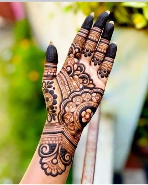 Front Hand Floral Mehndi Designs, Easy Mehndi Designs Front Hand, Mehndi Designs For Front Hand, Easy And Simple Mehndi Designs, Front Mehndi, Beautiful Simple Mehndi Design, Short Mehndi Design, Front Mehndi Design, Floral Henna