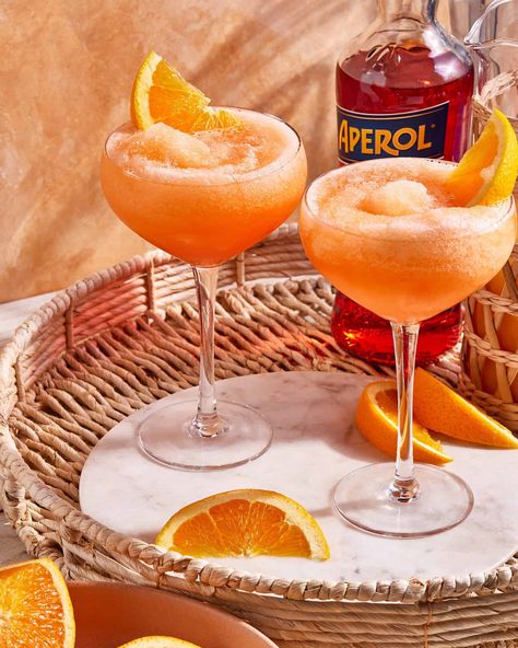 There is no better summer cocktail than the Aperol Spritz. A bubbly Italian cocktail, it's sweet, refreshing, and bursting with fresh citrus to cool you Fancy Aperol Spritz, Frozen Aperol Spritz, Aperol Spritz Aesthetic, Granola Dessert, Spritz Party, Summer Spritz, Wine Slushies, Italian Dinners, Aperol Spritz Recipe