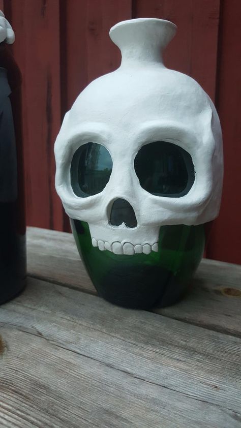 Spooky Bottles, Diy Skeleton, Altered Bottles, Halloween Food, Halloween Deco, Fete Halloween, Dry Clay, Halloween Skull, Bottle Art