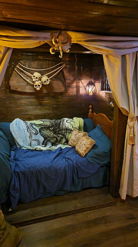 Captains Quarters Bedroom, Pirate Aesthetic Room, Pirate Theme Bedroom, Pirate Furniture, Captain Quarters, Pirate Home Decor, Pirate Themed Bedroom, Pirate Vbs, Caribbean Bedroom