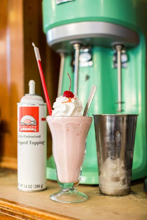 WelRayne's Reef Soda Fountain & Grill in Berlin Home Soda Fountain, Soda Fountain Bar, Burger And Milkshake, 1950s Soda Shop, Vintage Soda Fountain, 1950s Soda Fountain, Plus Size Corset Dress, The Best Burger, Soda Fountain