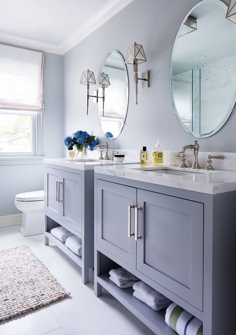 Bluish-gray for the bathroom vanities and walls makes for a lovely tiny bathroom with modern beach style - Decoist Beach House Bathroom Ideas, Modern Coastal Bathroom, Small Grey Bathrooms, House Bathroom Designs, Grey And White Bathroom, Beach Style Bathroom, Beach House Bathroom, Grey Bathroom Vanity, Gray Vanity