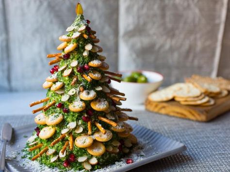 Get Cheese and Crackers Christmas Tree Recipe from Food Network Cheese Tree, Diy Party Food, Christmas Potluck, Christmas Tree Food, Sandwiches Recipes, Holiday Platters, Christmas Platter, Party Dishes, Ideas Food