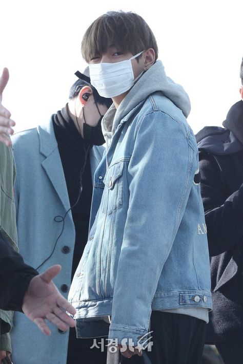 [Picture/Media] BTS at Incheon Airport Go To Chile [170309] #TAEHYUNG Emo Boys, Daegu, V Taehyung, Airport Style, Bts Bangtan Boy, Bts Pictures, Bts V, Bts Taehyung, Korean Singer