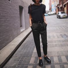 @andwhatelse Oxfords Outfit, Minimal Stil, Dr Martens Outfit, Martens Style, Doc Martens Outfit, Woman In Black, Flats Outfit, Mode Casual, Street Style Paris