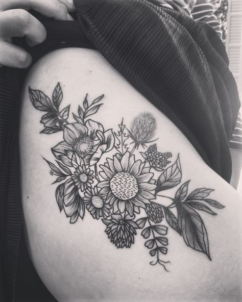 Daisy Tattoo Thigh, Daisy Thigh Tattoo, Flower Thigh Tattoo, Butterfly Leg Tattoos, Thigh Piece Tattoos, Pinterest Tattoo Ideas, Hawaiian Flower Tattoos, Butterfly Tattoos Images, Side Thigh Tattoos