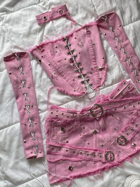 Pretty Rave Outfits, Lace Diy Clothes, Y2k Two Piece Set, Pink Biker Outfit, Y2k Stage Outfit, Y2k Upcycling, Y2k Rave Outfits, Pink Y2k Fashion, Y2k Pink Outfit