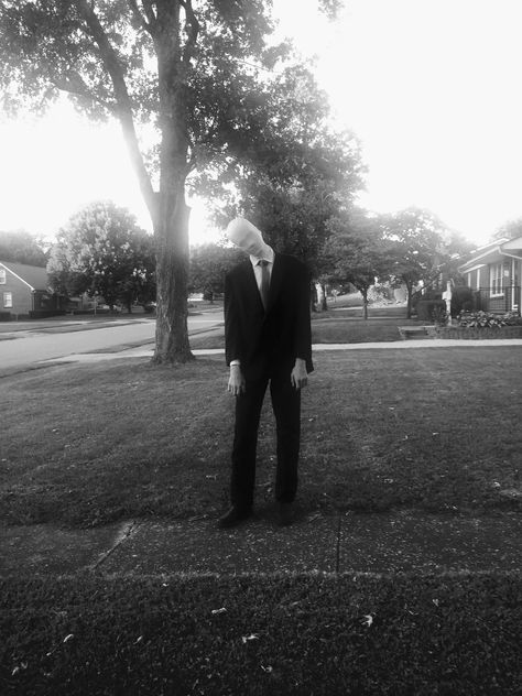 Slender Man Costume, Slenderman Scary, Slenderman And His Brothers, Slenderman Original Picture, Slenderman And Splendorman, Slenderman Sightings, Silent Hill Art, Creepy Guy, Slender Man