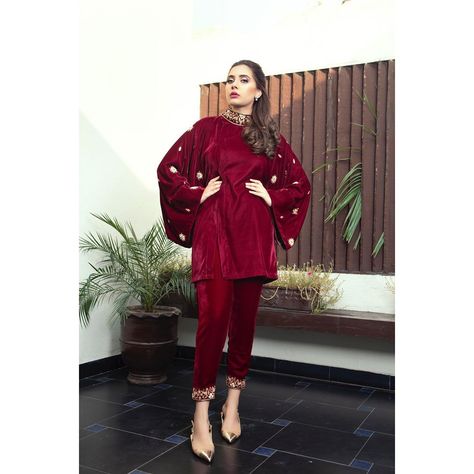 Velvet Pakistani Dress Simple, Maroon Velvet Pakistani Dress, Velvet Dress With Jacket, Velvet Pakistani Dress, Hijabi Gowns, Match Velvet, Pakistan Dress, Ladies Suits, Velvet Cape