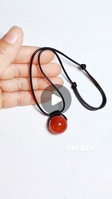 Knotted Necklace Diy, Wooden Jewelery, Beaded Necklace Tutorial, Wooden Bead Necklaces, Bracelet Knots, Bead Necklaces, Necklace Tutorial, Beaded Rope, Fancy Jewellery