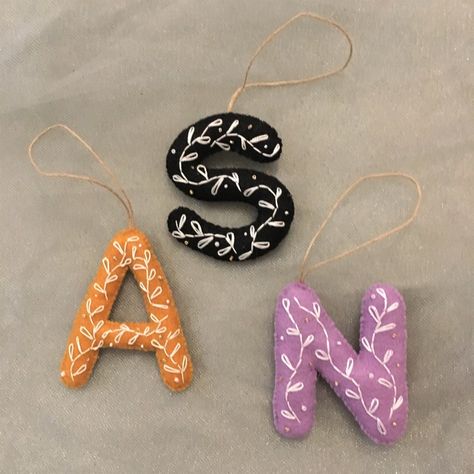 Tiny Embroidery Ideas, Alphabet Ornaments, Christmas Ornament Making, Felt Alphabet, Art Christmas Ornament, Bridal Party Bags, Embroidery Felt, Letter Ornaments, Name Christmas Ornaments