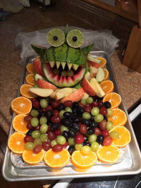 Fruit fish platter Halloween Fruit Platter, Halloween Fruit Salad, Diy Halloween Treats, Halloween Fruit, Fruit Platter Designs, Fish Platter, Fruit Platter, No Cook Desserts, School Parties