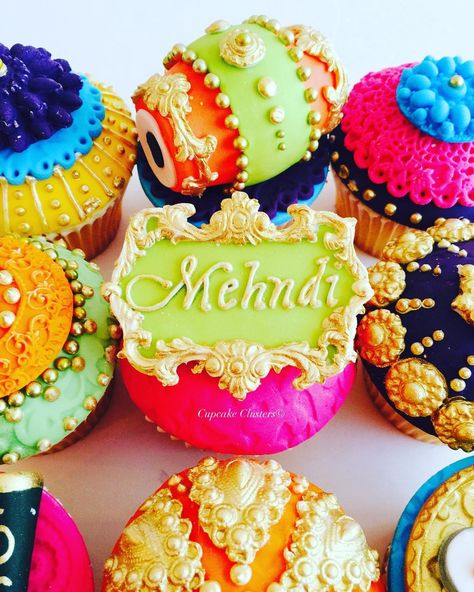 Henna party cupcakes#toogoodtoeat #allediblecake #alledible #vibrantcolors #vibrant #henna #hennadesign #hennaparty #dhol #dholki Dholki Cupcakes, Mehndi Cupcakes, Mehandi Outfits, Party Cupcakes, Bridal Gift Wrapping Ideas, Henna Party, Creative Cake Decorating, Baptism Cake, Desi Wedding