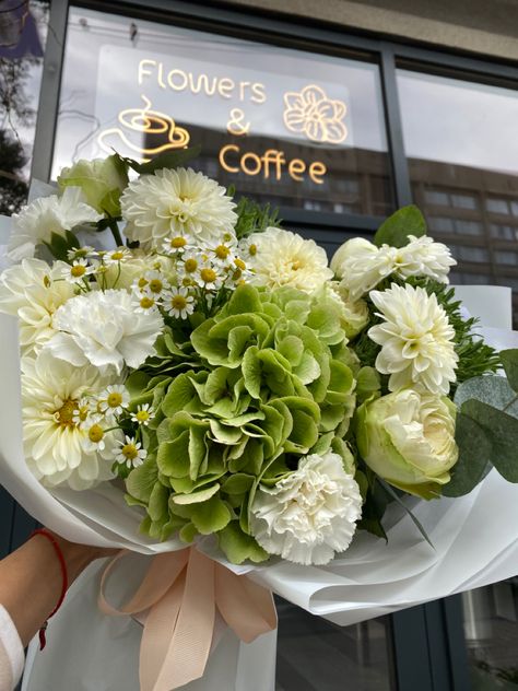 Bouquet Wedding Hydrangea, White And Green Hydrangea Bouquet, Green And White Hydrangea Wedding, Hydrangea And Tulip Bouquet, Green Hydrangea Arrangements, Hydrengas Bouquet Ideas, Hydrangea Bouquet Aesthetic, Hydrangea And Peony Bouquet, Cabbage Bouquet