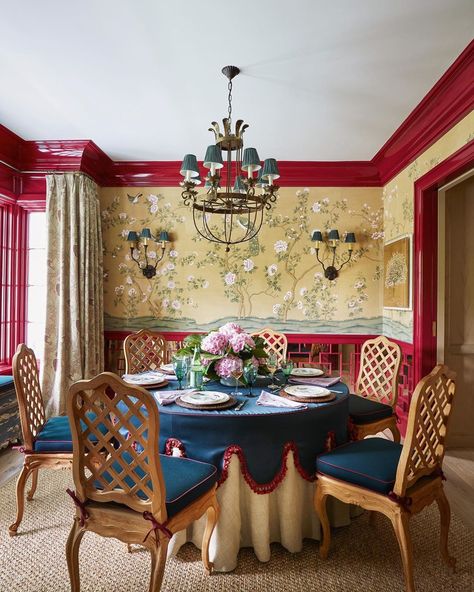 #windowtreatments #drapescurtains #curtains #drapes #homedecor #drapery #diningroom #diningroomideas Hampton Home, Red Dining Room, Chic Dining Room, Casual Dining Rooms, Chinoiserie Wallpaper, Hamptons House, Red Rooms, The Dining Room, East Hampton