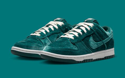 New Looks // Nike Dunk Low "Green Velvet" Dunks Outfit, Jordan Shoes Retro, Pretty Shoes Sneakers, All Nike Shoes, Velvet Shoes, Cute Nike Shoes, Hype Shoes, Cute Nikes, Swag Shoes