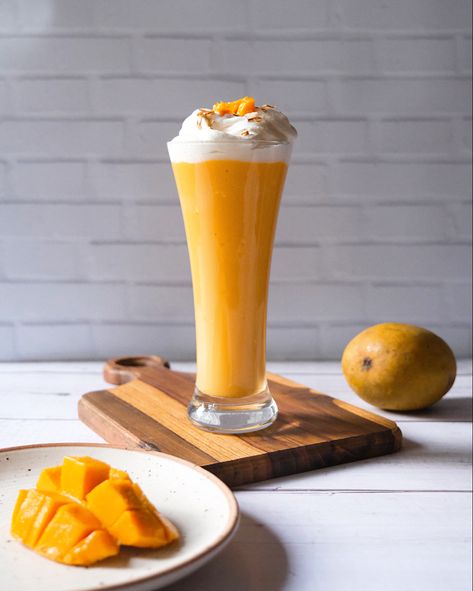 Mango Shake Photography, Jus Mangga Aesthetic, Mango Milkshake, Cake Jars, Photography Set Up, Vegetarian Fast Food, Milk Shake, Fruit Photography, Juicing For Health