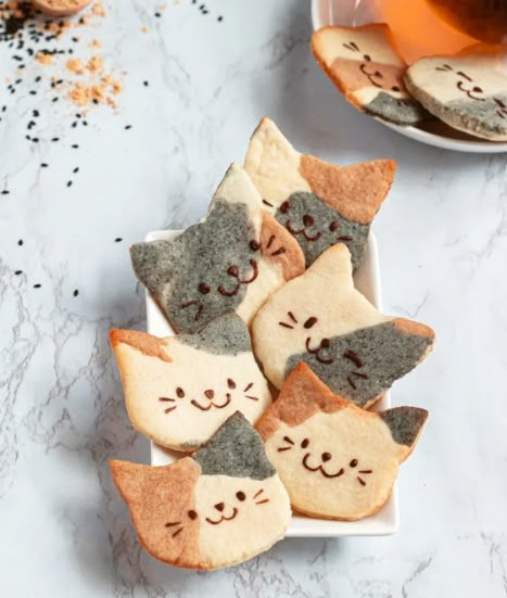 Calico Cookies, Cat Shaped Cookies, Calico Cat Cookies, Cat Themed Food, Period Food, Cat Baking, Cat Bread, Cat Themed Parties, Cat Themed Birthday Party